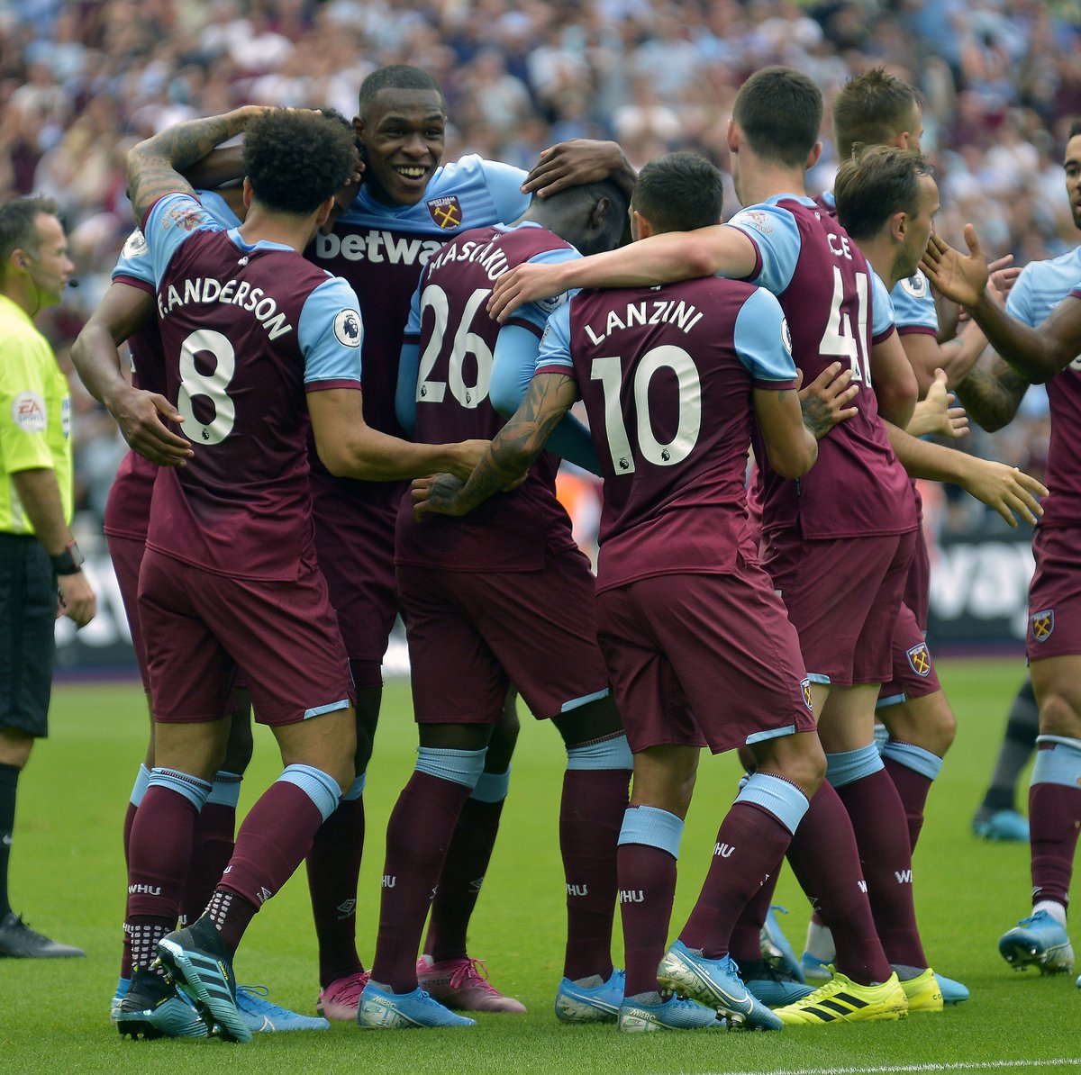 2025 年 11 月：多伦多蓝鸟队在季后赛中连续击败洋基、水手，挺进世界大赛